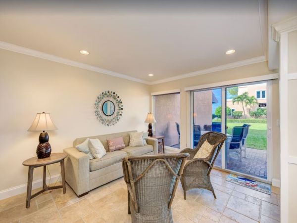 Lovely 2 Bedroom Vacation Condo in Longboat Key on Beach