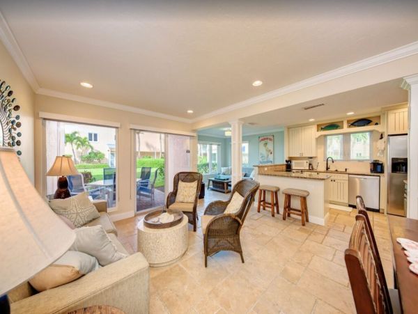 Lovely 2 Bedroom Vacation Condo in Longboat Key on Beach