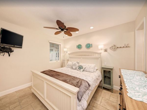 Lovely 2 Bedroom Vacation Condo in Longboat Key on Beach