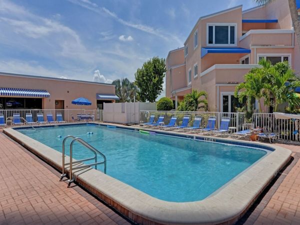 Lovely 2 Bedroom Vacation Condo in Longboat Key on Beach