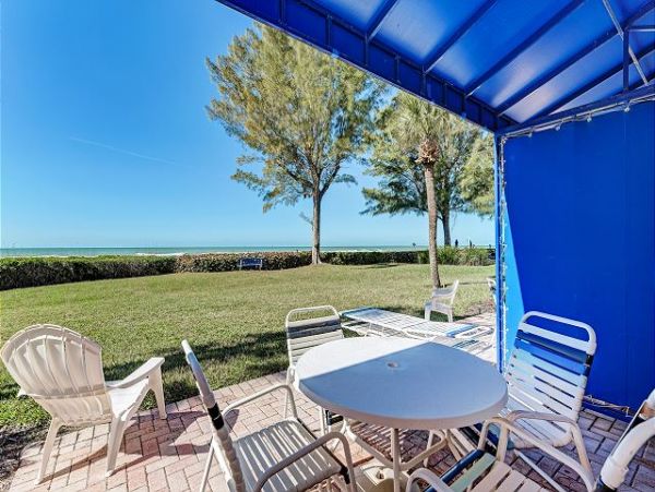 Beachfront Vacation Rental with 2 Bedrooms
