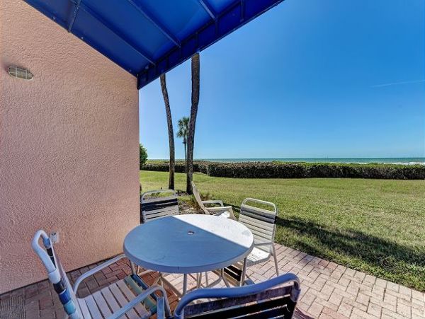 Beachfront Vacation Rental with 2 Bedrooms