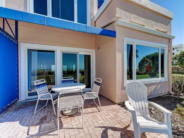 Beachfront Vacation Rental with 2 Bedrooms