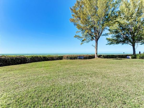Beachfront Vacation Rental with 2 Bedrooms