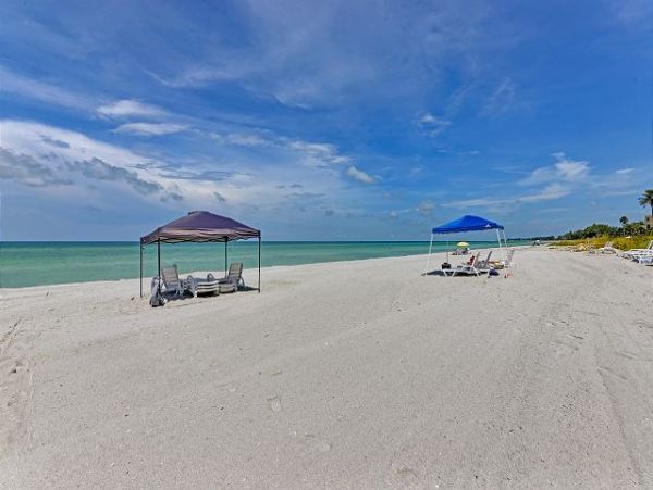 Beachfront Vacation Rental with 2 Bedrooms