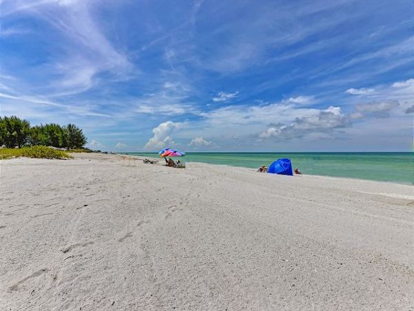 Beachfront Vacation Rental with 2 Bedrooms