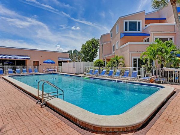 Beachfront Vacation Rental with 2 Bedrooms
