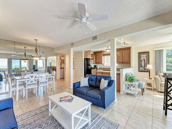 Beachfront Vacation Rental with 2 Bedrooms