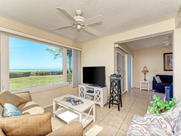 Beachfront Vacation Rental with 2 Bedrooms