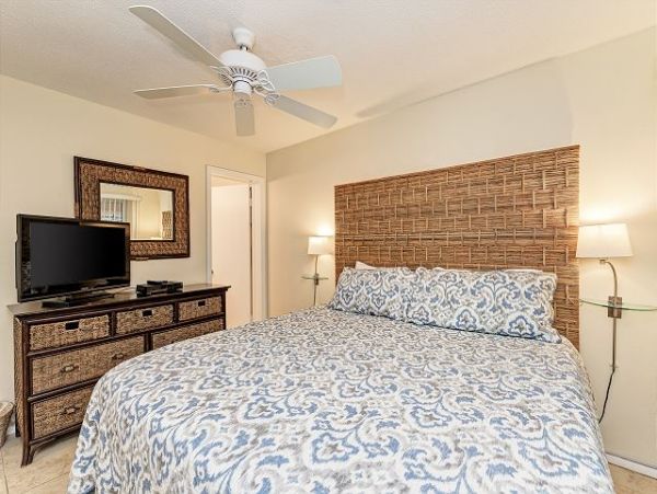Beachfront Vacation Rental with 2 Bedrooms