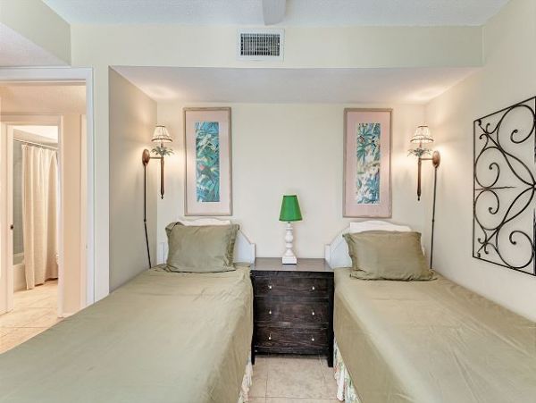 Beachfront Vacation Rental with 2 Bedrooms