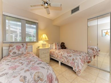 Second Bedroom with Twin Beds Second Bedroom with Twin Beds