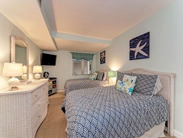 Easy Access to the Beach 2 Bedrooms Condo