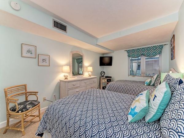 Easy Access to the Beach 2 Bedrooms Condo