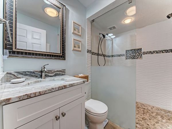 Easy Access to the Beach 2 Bedrooms Condo