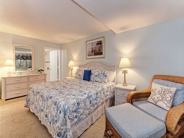 Easy Access to the Beach 2 Bedrooms Condo