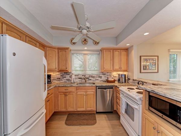 Easy Access to the Beach 2 Bedrooms Condo