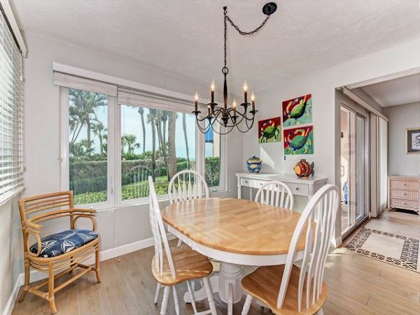 Easy Access to the Beach 2 Bedrooms Condo