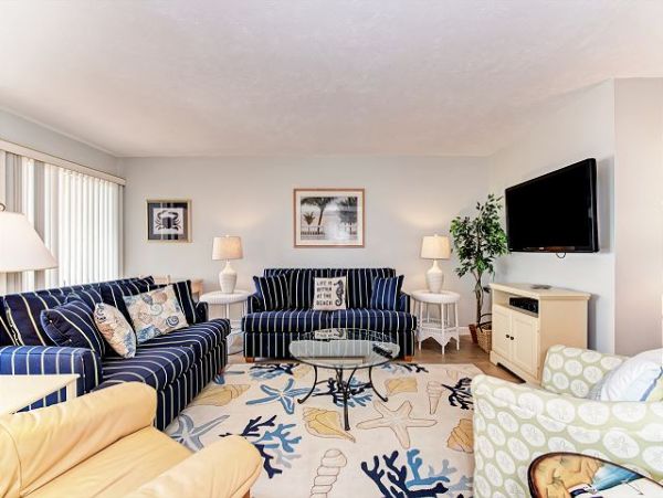 Easy Access to the Beach 2 Bedrooms Condo