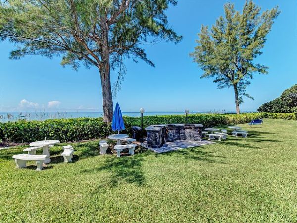 Easy Access to the Beach 2 Bedrooms Condo