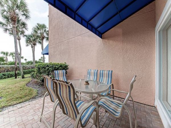 Easy Access to the Beach 2 Bedrooms Condo
