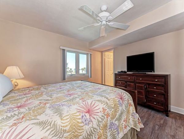 Longboat Key Beach Condo 2 bedrooms plus den