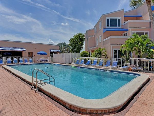 Longboat Key Beach Condo 2 bedrooms plus den