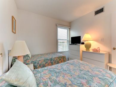 Guest Bedroom with Twin Beds Guest Bedroom with Twin Beds