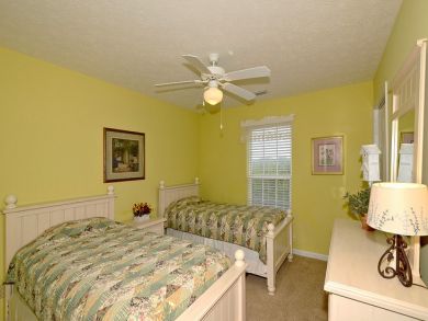 Bedroom 3 with twin beds