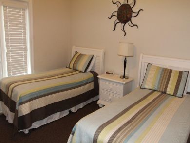 Bedroom 3 with twin beds