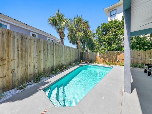 Destin 4 Bedroom Family Vacation Home with Pool Sleeps 18