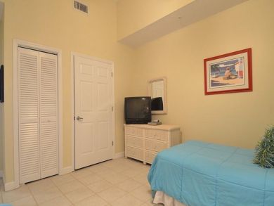 Bedroom with queen & twin beds