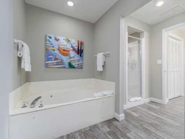 Beautiful Three Bedroom Vacation Rental Located on Beach Sleeps 10