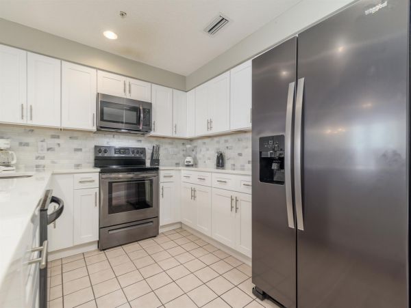 Beautiful Three Bedroom Vacation Rental Located on Beach Sleeps 10