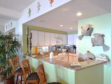 Fully equipped kitchen with breakfast bar