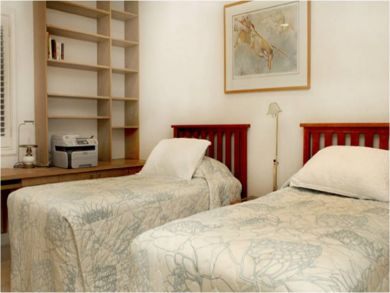 Bedroom with 2 twin beds Bedroom with 2 twin beds