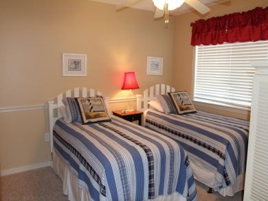 Bedroom 3 with twin beds