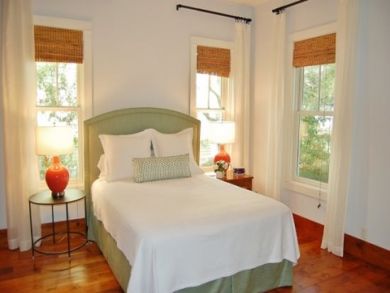 Master bedroom with queen bed Master bedroom with queen bed