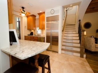 Kitchen with breakfast bar