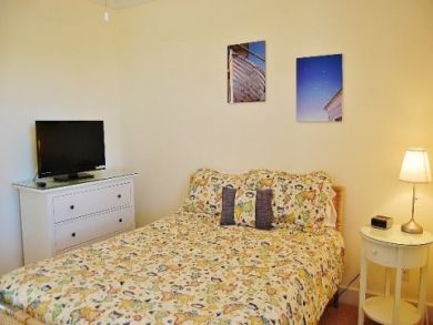 Bedroom 3 with queen bed Bedroom 3 with queen bed
