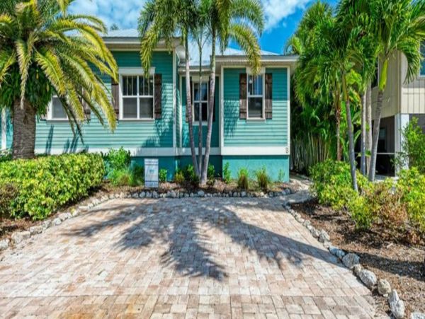 Anna Maria Island 3 Bedroom Home with a Tiki Pool