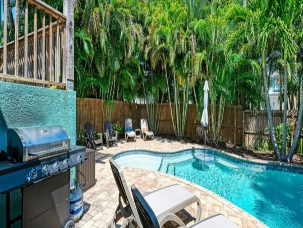 Anna Maria Island 3 Bedroom Home with a Tiki Pool