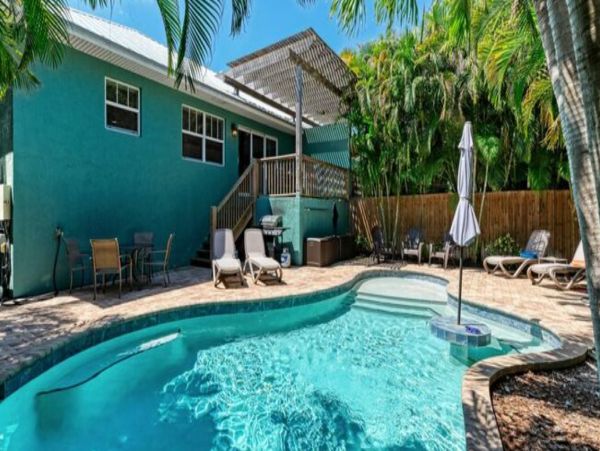 Anna Maria Island 3 Bedroom Home with a Tiki Pool