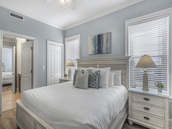 Destin Luxury Vacation Condo on Beach 4 Bedrooms