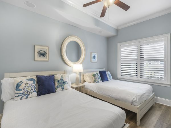 Destin Luxury Vacation Condo on Beach 4 Bedrooms