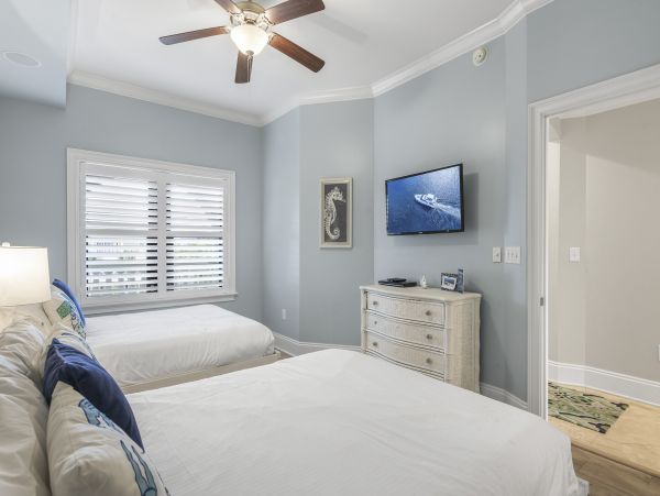 Destin Luxury Vacation Condo on Beach 4 Bedrooms