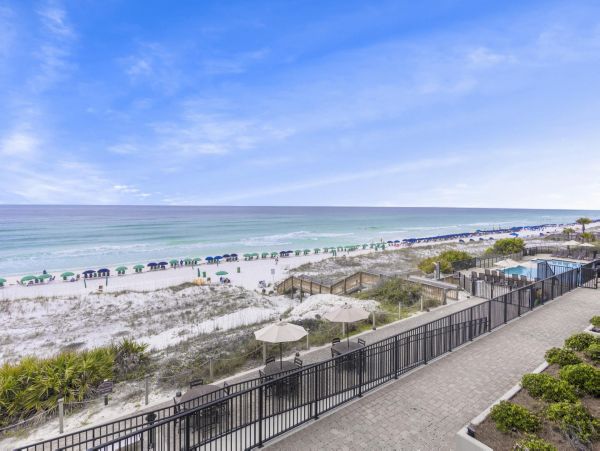 Destin Luxury Vacation Condo on Beach 4 Bedrooms