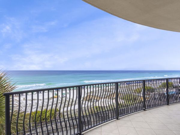 Destin Luxury Vacation Condo on Beach 4 Bedrooms