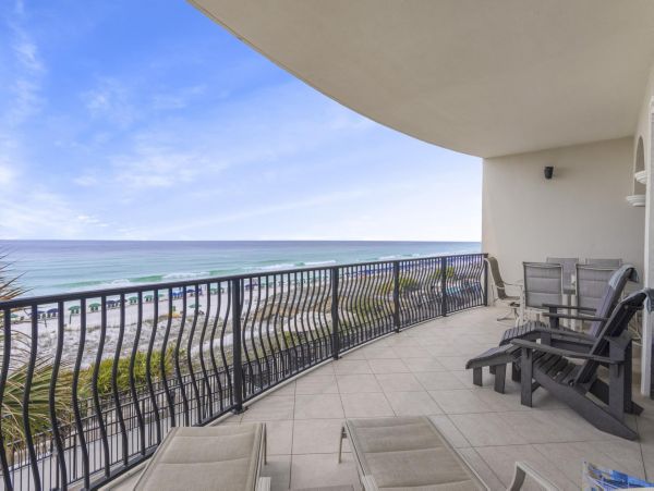 Destin Luxury Vacation Condo on Beach 4 Bedrooms