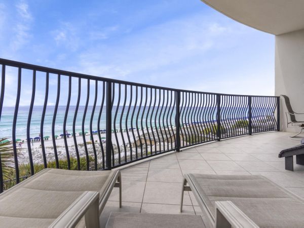 Destin Luxury Vacation Condo on Beach 4 Bedrooms